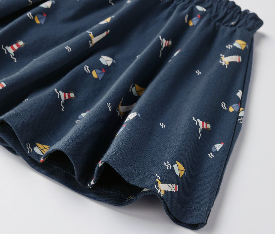 Gros plan sur une jupe en jersey pour enfants avec un pantalon, motif maritime.