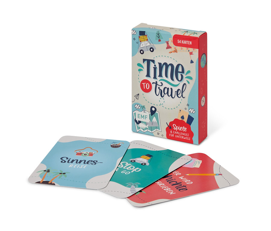 Un jeu de cartes intitulé Time to Travel et trois cartes étalées devant lui.