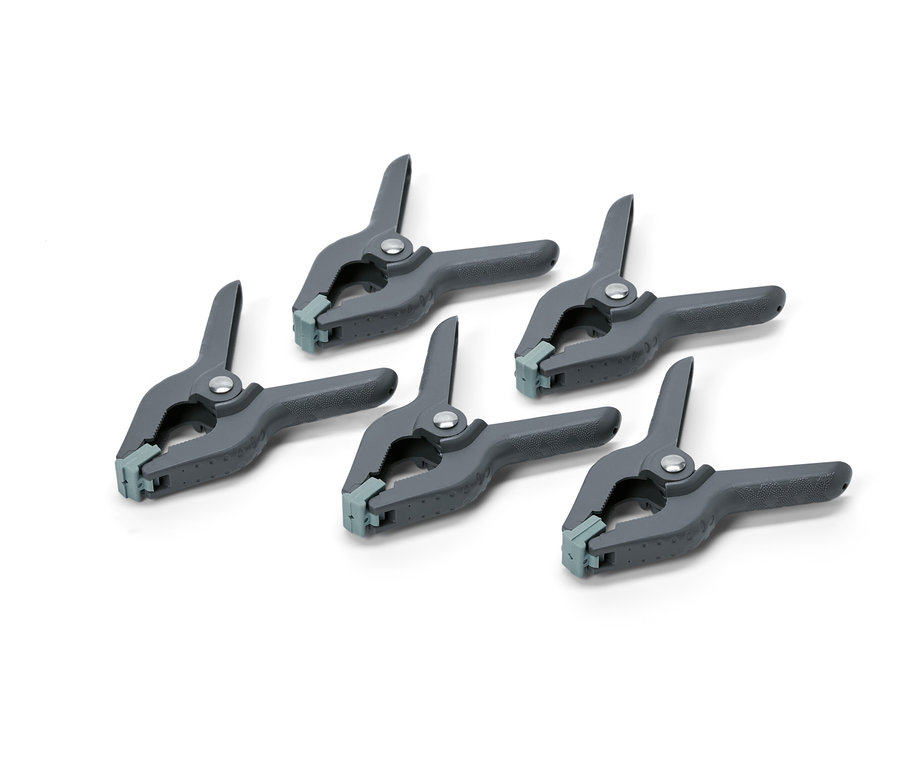 Cinq pinces grises sur fond blanc.