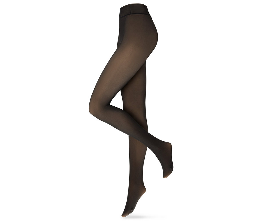 Jambes de mannequin portant des collants noirs transparents sur fond blanc.