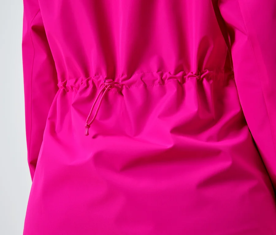 Gros plan sur le dos d'une veste rose avec un cordon de serrage à la taille.