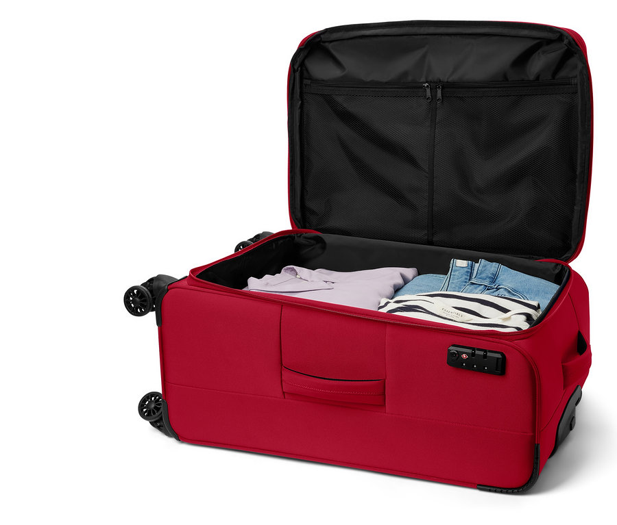 Valise rouge ouverte à roulettes avec des vêtements et une serrure à combinaison.