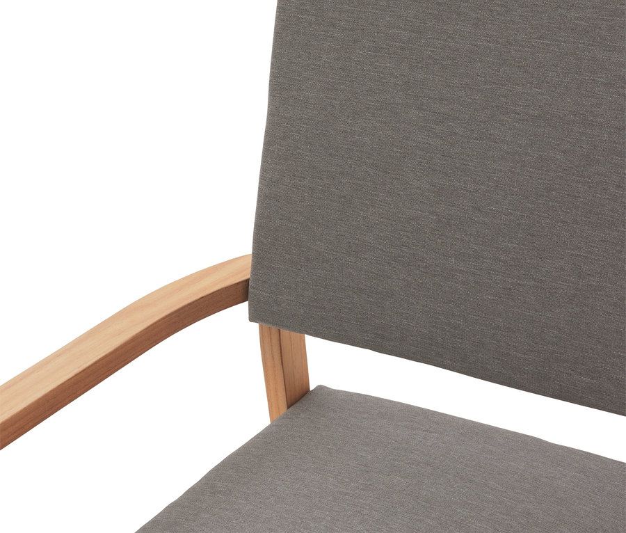 Gros plan d'une chaise avec un revêtement en tissu gris et un cadre en bois clair.