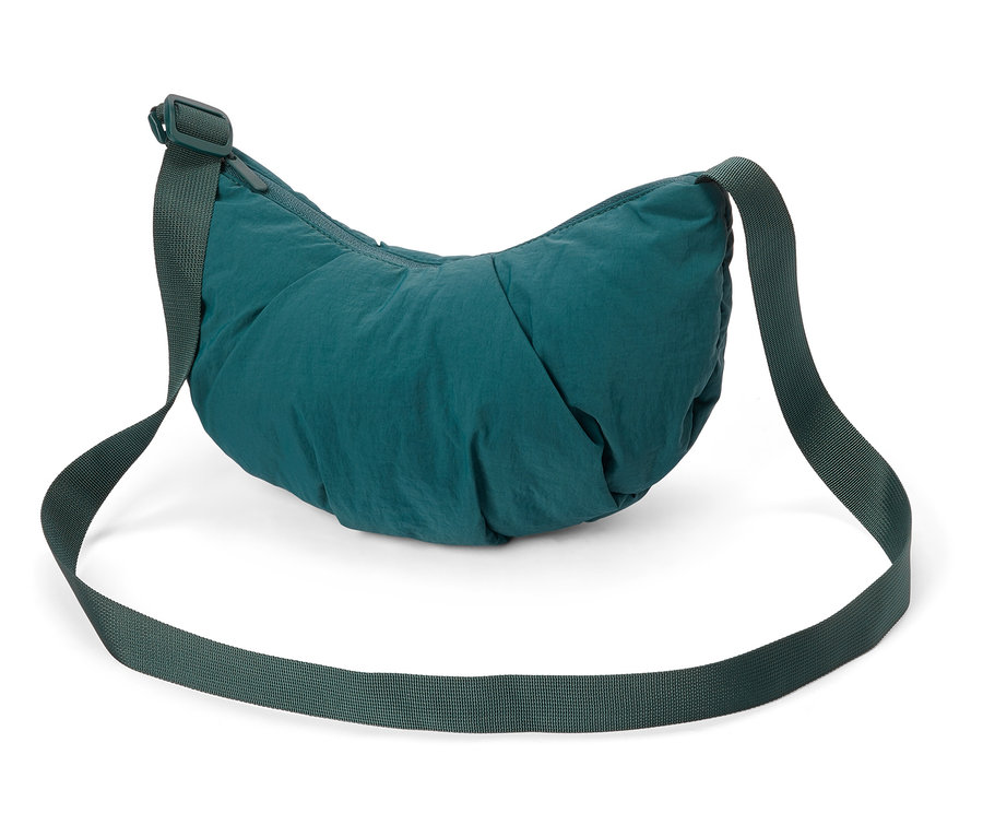 Gros plan d'un sac à bandoulière turquoise.
