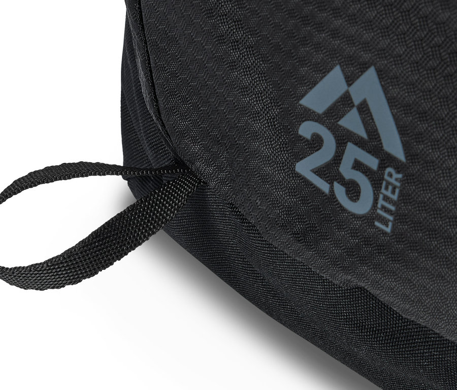 Gros plan d'un sac à dos noir de 25 litres avec une poignée de transport.
