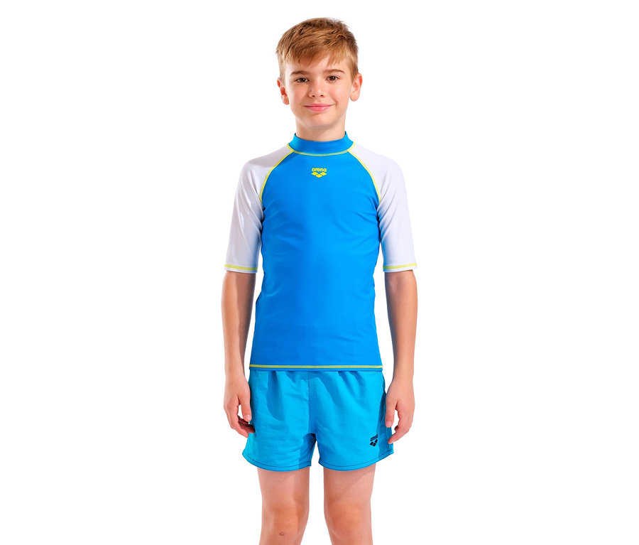 Garçon portant un t-shirt de bain Arena bleu avec des manches blanches et un short bleu.