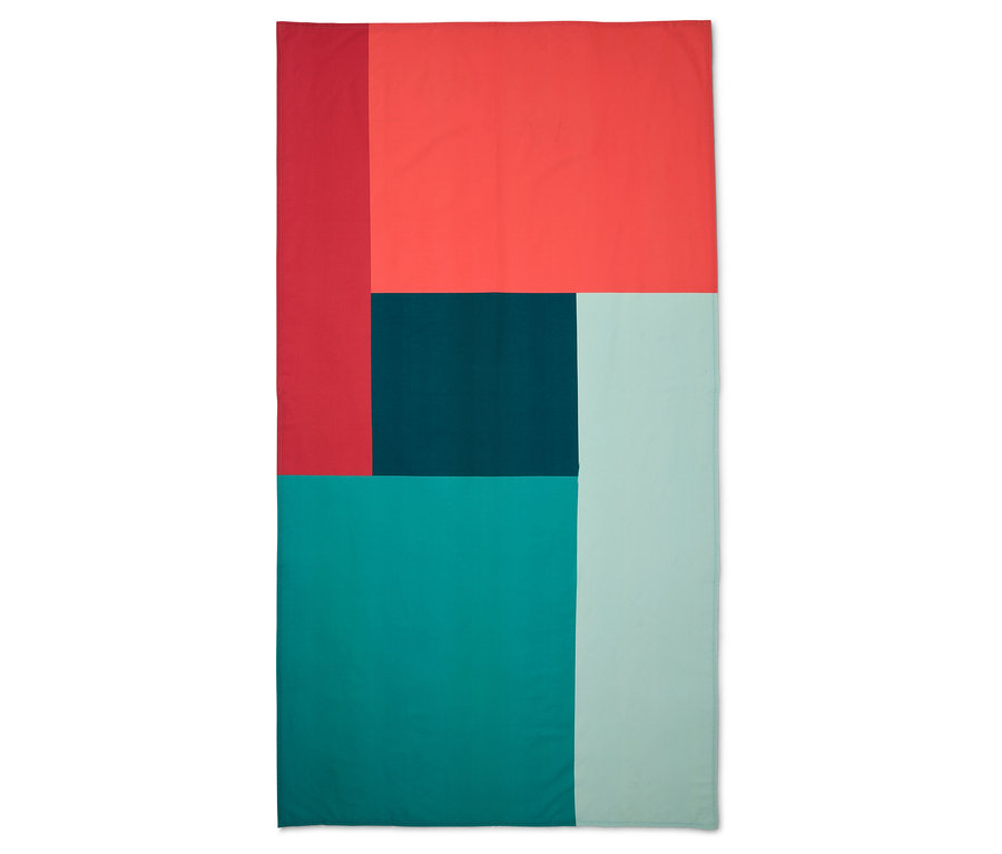 Tissu géométrique multicolore avec des blocs de couleur rouges, verts et bleus.