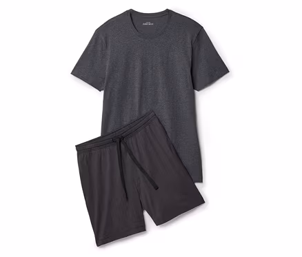 Un t-shirt gris est posé à côté d'un short à cordon sur un fond blanc.