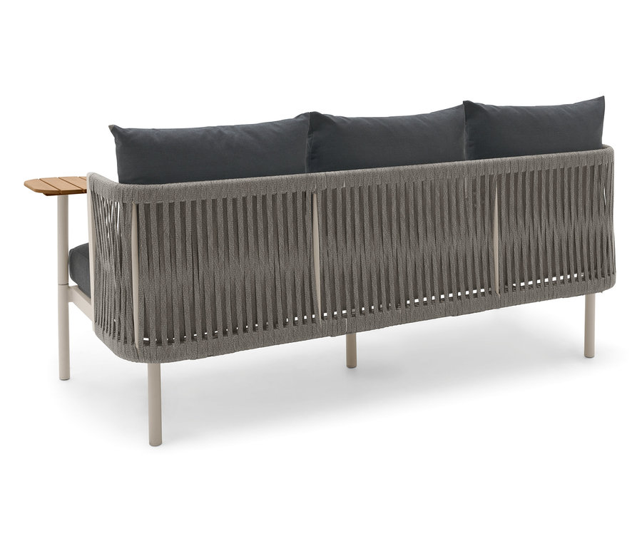 Vue arrière d'un canapé de jardin avec deux tables tournantes et des coussins gris.
