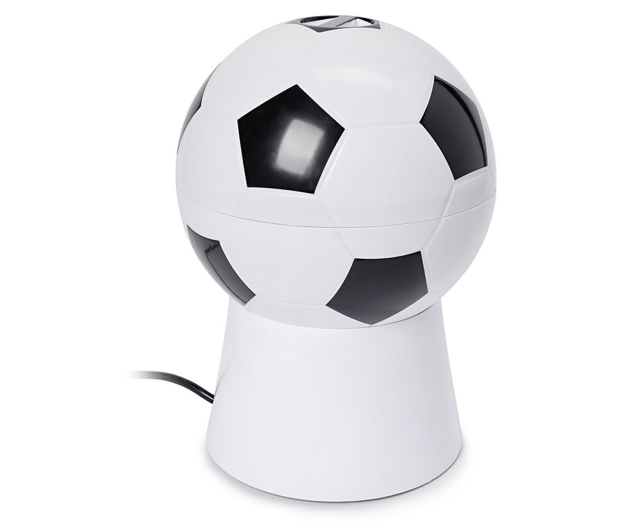 Une lampe en forme de ballon de football repose sur un socle blanc.