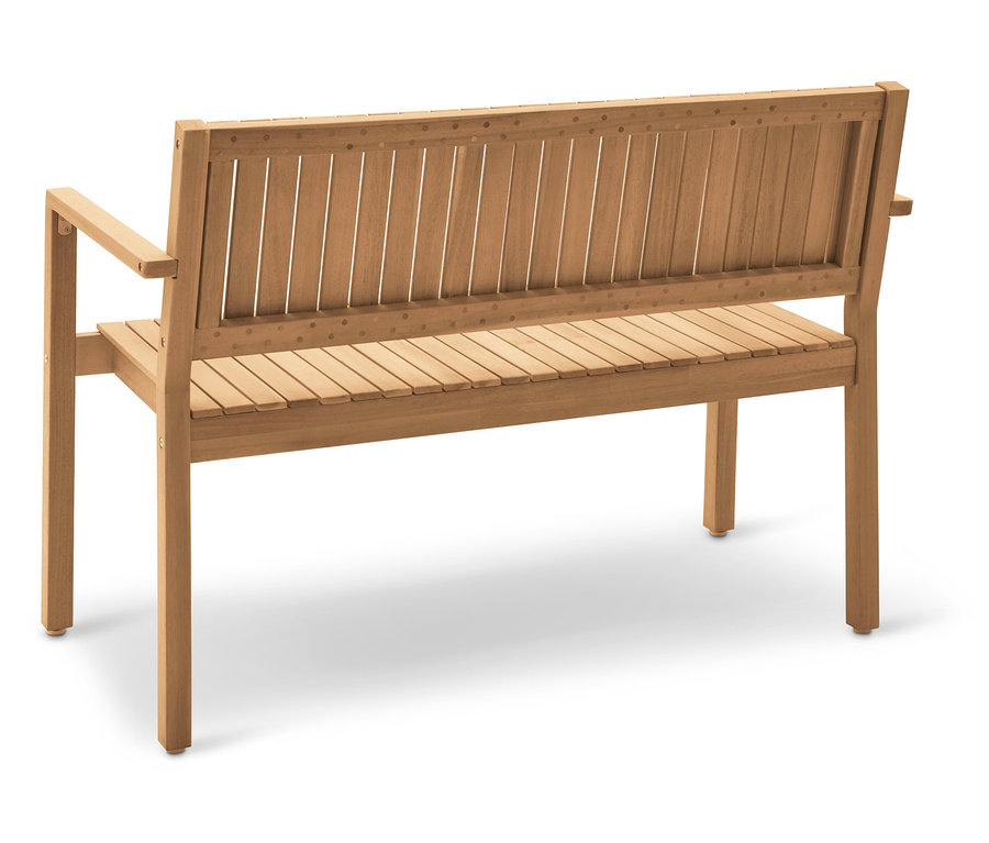 Un banc de jardin en bois est installé à l'extérieur.
