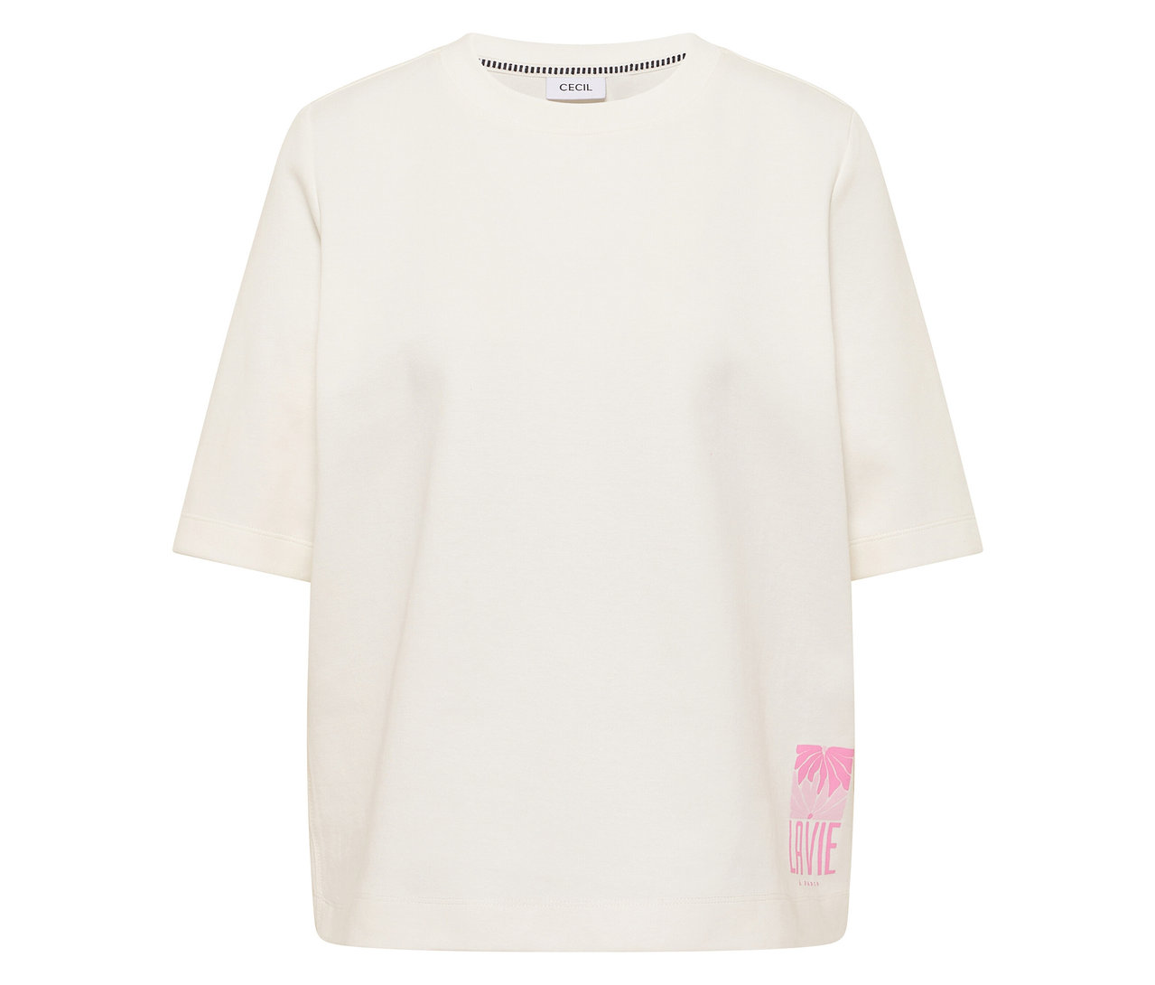 Le sweat-shirt blanc CECIL est posé sur un fond blanc avec un imprimé rose en bas à droite.