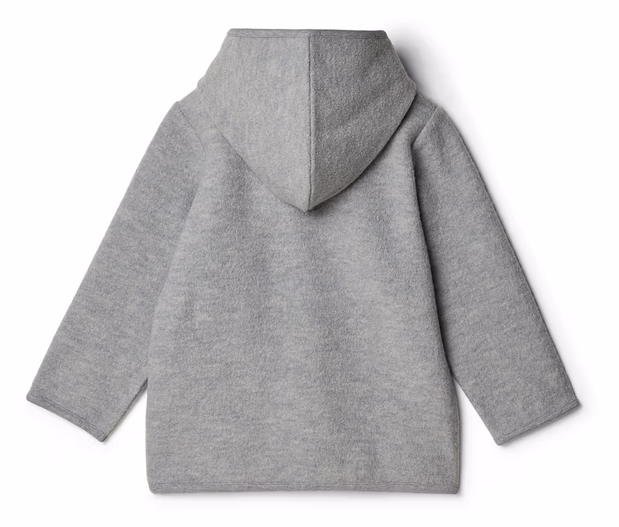 Vue arrière d'un manteau en laine gris clair à capuche posé sur une surface blanche.