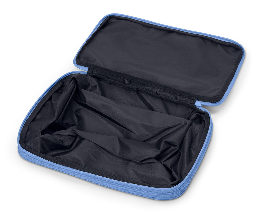 Trousse de toilette ouverte, vide, bleu clair avec une doublure noire.