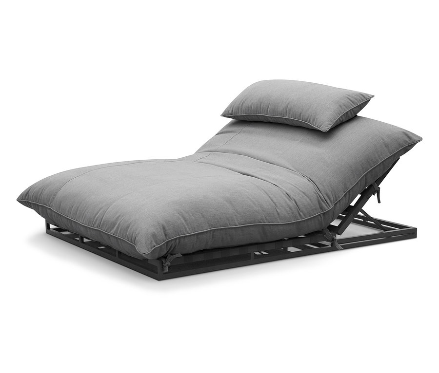 Une chaise longue grise avec un oreiller sur un cadre métallique foncé.