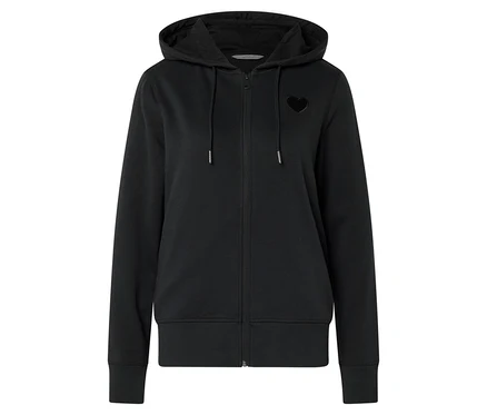 Sweat à capuche noir zippé avec un cœur sur la poitrine.