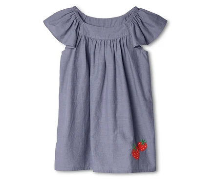 Robe tissée pour enfant bleu clair avec des manches à volants et un décolleté froncé, brodée de deux fraises rouges en bas à droite.