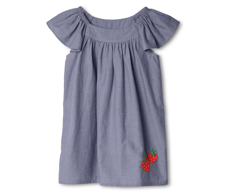Robe tissée pour enfant bleu clair avec des manches à volants et un décolleté froncé, brodée de deux fraises rouges en bas à droite.