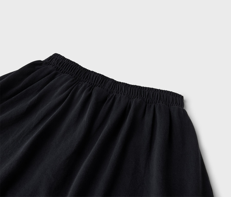 Gros plan d'une jupe noire avec une ceinture élastique.