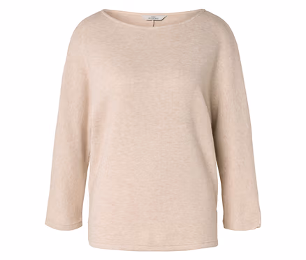 Un pull beige à col rond et manches trois-quarts est posé sur un fond blanc.