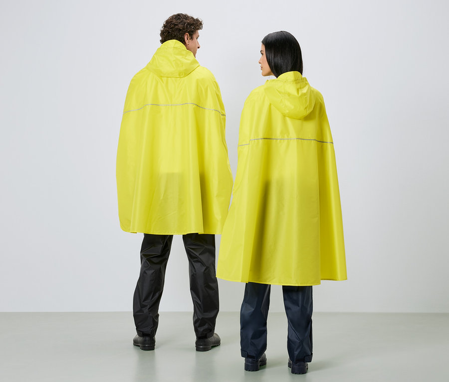 Vue arrière de deux personnes à capuche portant des ponchos de pluie jaunes avec des bandes réfléchissantes et des pantalons de pluie foncés sur fond blanc.