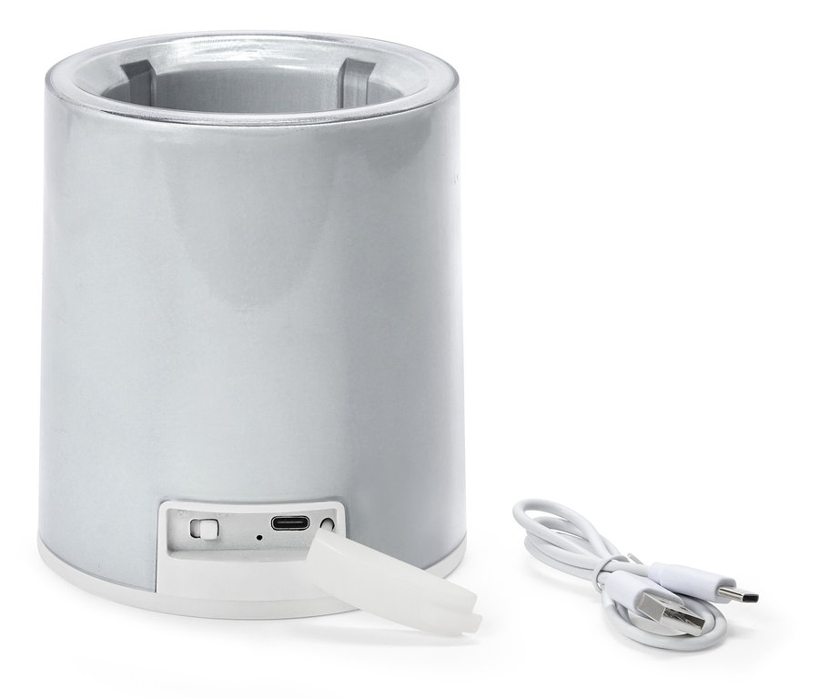 Refroidisseur de bouteille argenté, cylindrique, avec câble USB et bouchon blanc sur fond blanc.