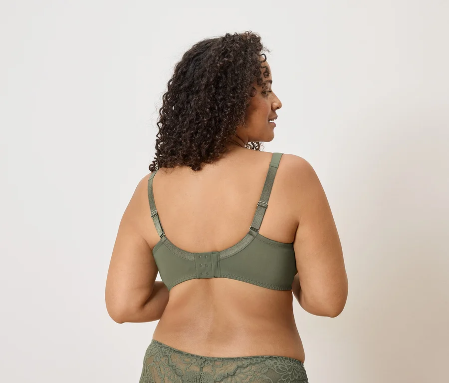 Vue arrière d'une femme aux cheveux bouclés portant un soutien-gorge vert olive et une culotte assortie.