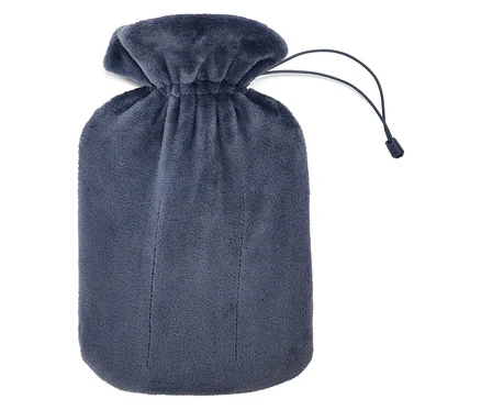 Bouillotte gris foncé avec une housse douce et moelleuse et une fermeture à cordon.