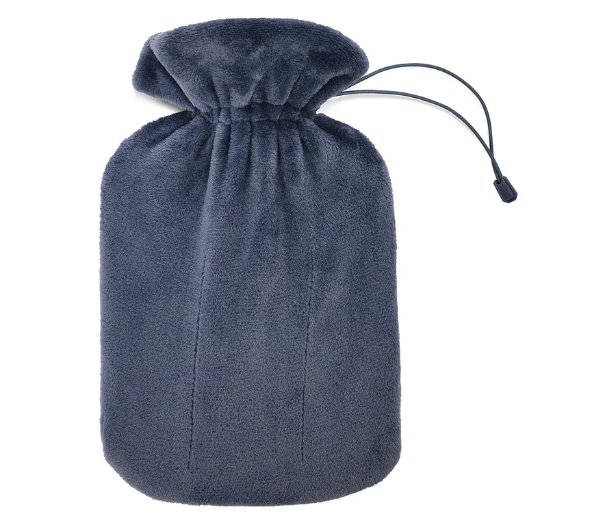 Bouillotte gris foncé avec une housse douce et moelleuse et une fermeture à cordon.