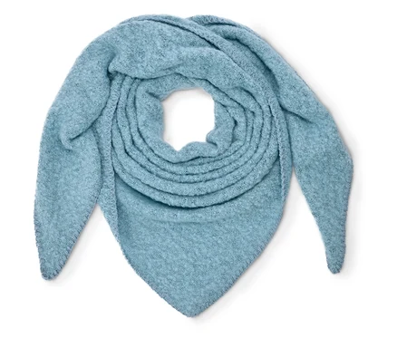 Un châle triangulaire bleu clair est posé sur un fond blanc.