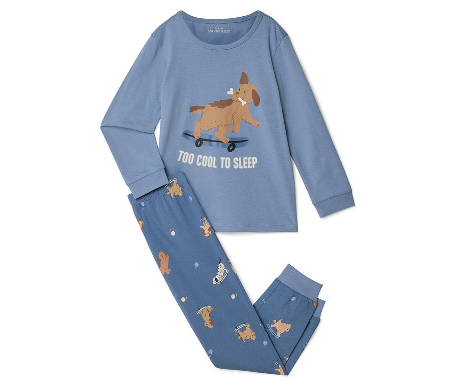 Pyjama bleu clair avec un haut à manches longues et un pantalon long. Le haut représente un chien marron sur un skateboard avec l'inscription "TOO COOL TO SLEEP". Le pantalon a un motif de chiens et d'os.
