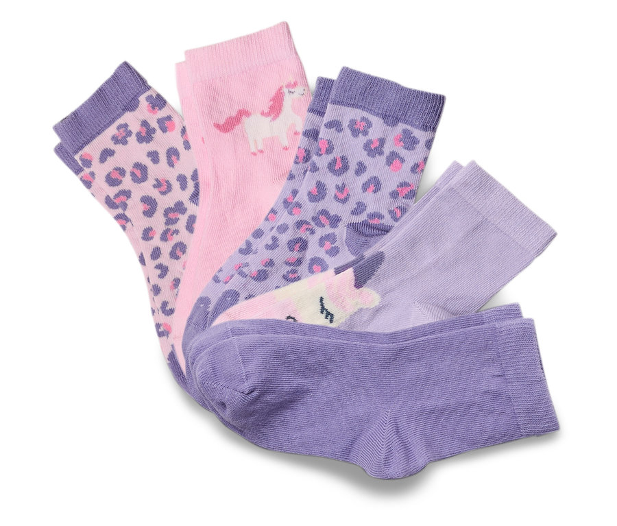 Quatre paires de chaussettes sont superposées, dont une paire à motif léopard et une paire à motif licorne.