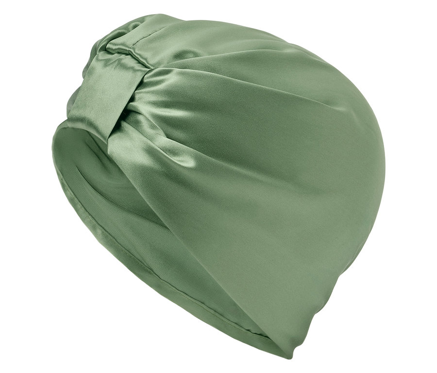 Gros plan d'un turban en soie vert.
