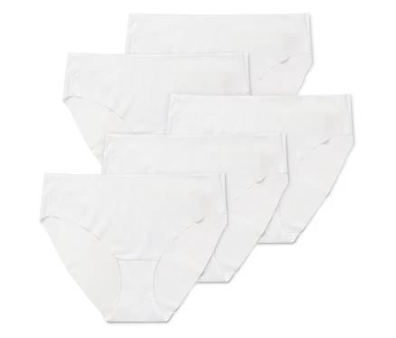 Plusieurs culottes blanches pour femmes empilées les unes sur les autres.