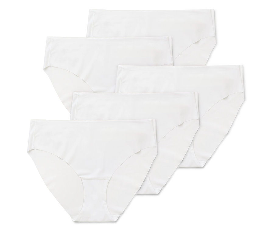 Plusieurs culottes blanches pour femmes empilées les unes sur les autres.