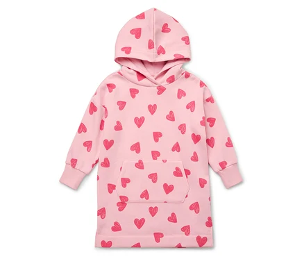 Une robe à capuche rose avec un motif de cœur rouge est posée à plat.