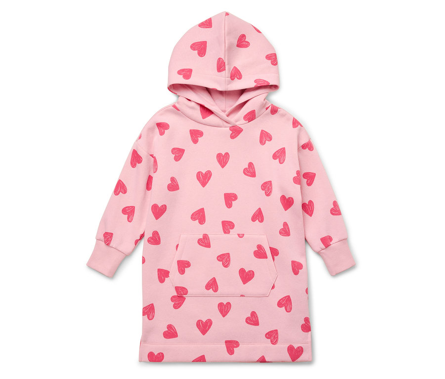 Une robe à capuche rose avec un motif de cœur rouge est posée à plat.