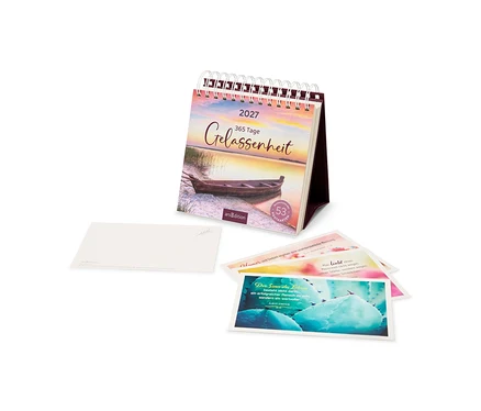 Calendrier de bureau 2027 intitulé « GELASSENHEIT » (Sérénité), montrant un bateau sur un lac au coucher du soleil, et 53 cartes postales, dont certaines avec des citations et une vierge.
