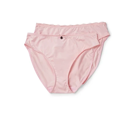 Deux culottes rose clair pour femmes sont posées l'une sur l'autre.