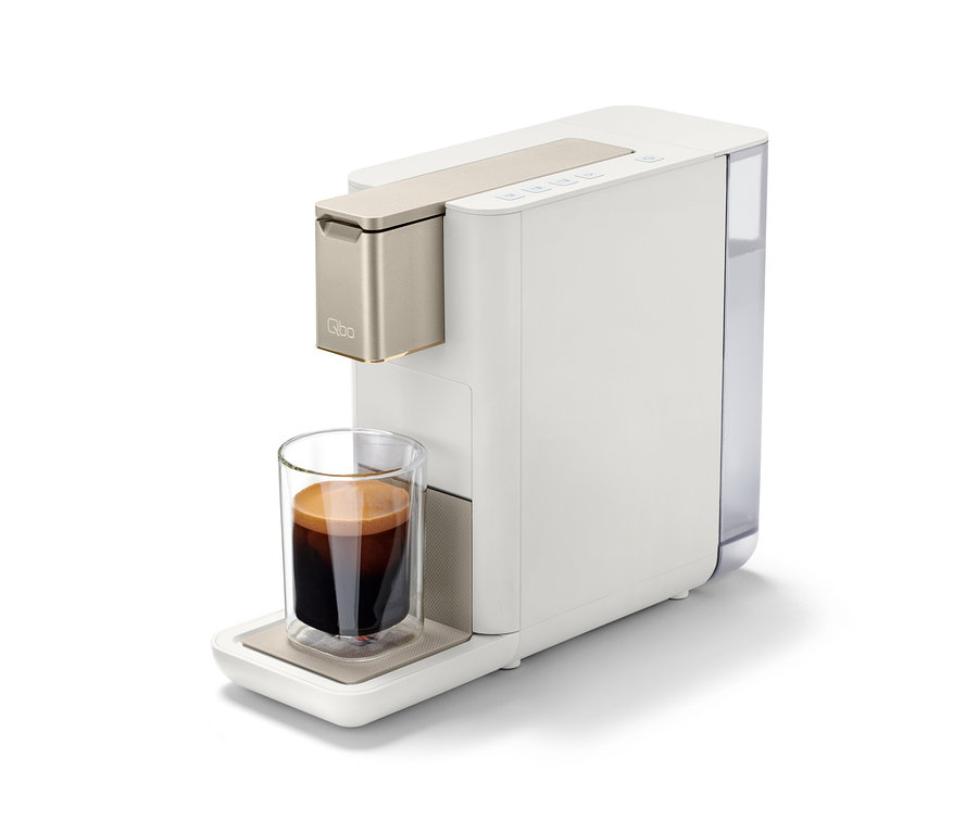 Machine à café Qbo ICONIC Light Gold remplissant une tasse de café.