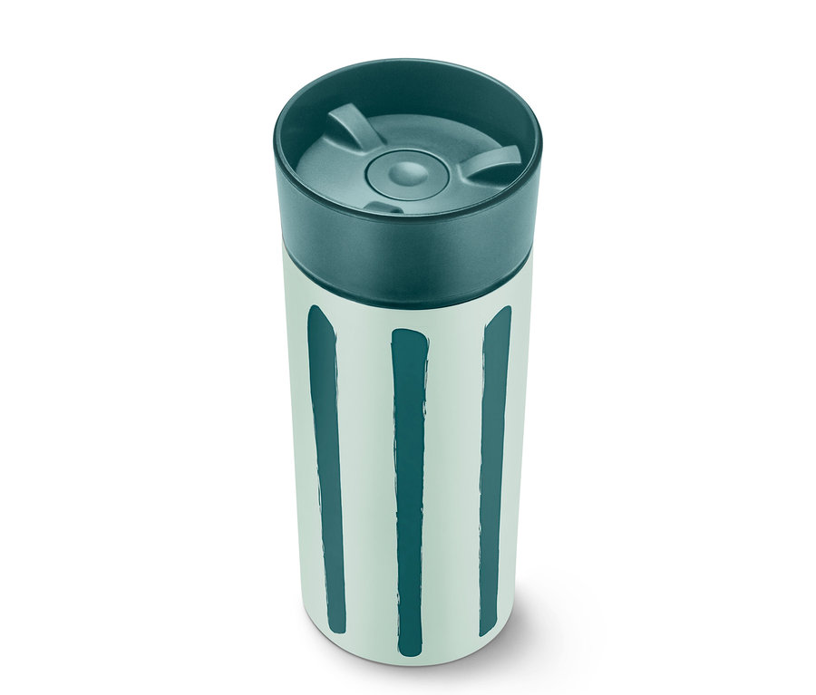 Un gobelet à café rayé sur un fond blanc.