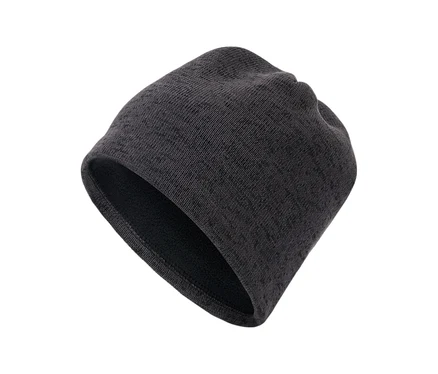 Bonnet tricoté gris foncé avec doublure polaire visible, incliné.