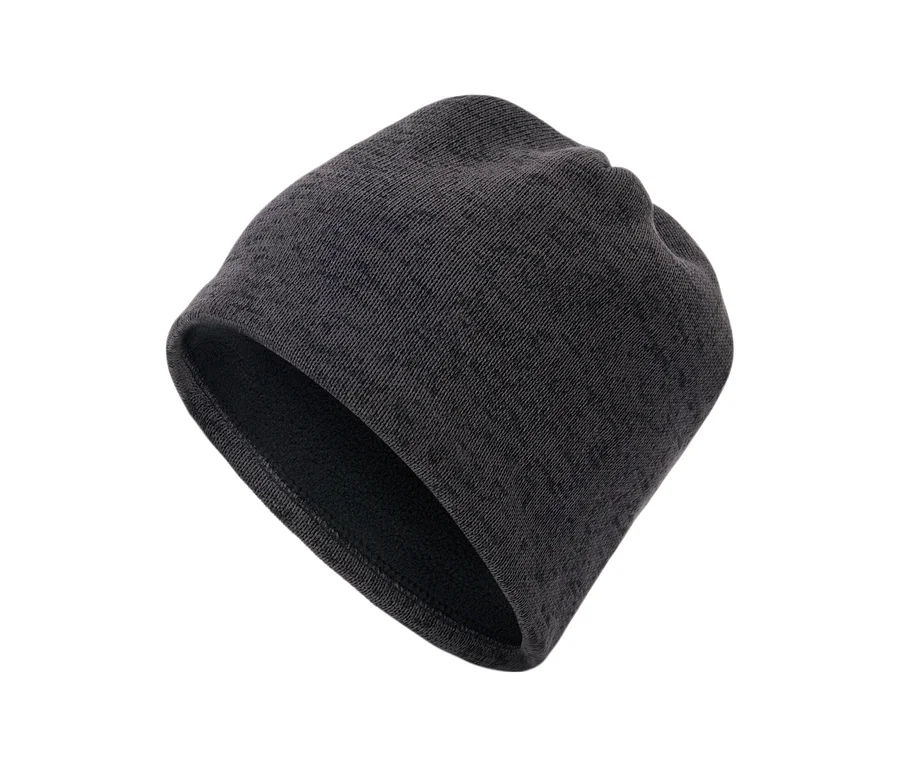 Bonnet tricoté gris foncé avec doublure polaire visible, incliné.