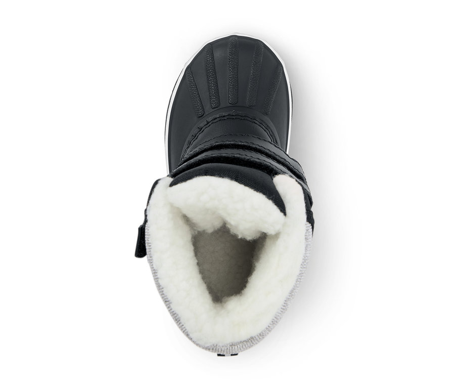 Vue de dessus d'une botte d'hiver noire avec une doublure en fausse fourrure blanche et une fermeture à scratch.