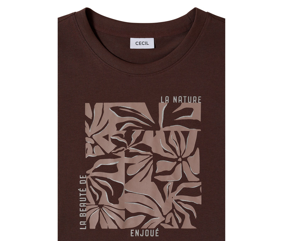 T-shirt à motif CECIL marron avec grand motif floral et les inscriptions "LA NATURE" et "LA BEAUTÉ DE ENJOUÉ".