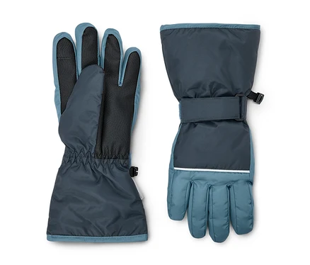 Deux gants bleu foncé et bleu clair, le gauche avec une paume noire texturée, le droit avec une bande réfléchissante blanche et une sangle ajustable.