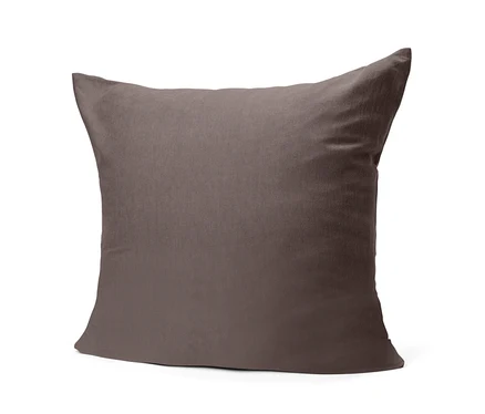 Un coussin carré marron foncé en tissu doux, posé sur une surface blanche.
