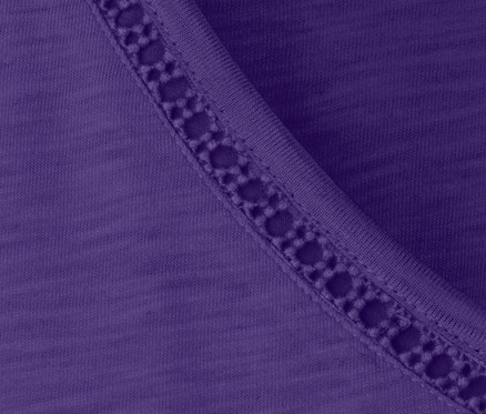 Gros plan sur un t-shirt violet en mélange modal avec bordure décorative.