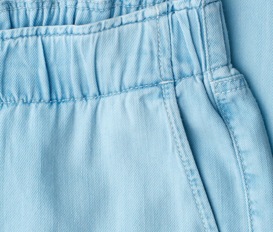 Gros plan sur un jean Street One « Emee » bleu clair avec une taille élastique et une poche latérale.