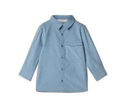 Chemise d'enfant bleu clair à manches longues avec col, boutonnage intégral et une poche à rabat sur la poitrine gauche. La chemise a une subtile texture côtelée.
